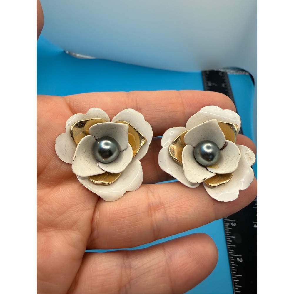 Vintage Sarah Coventry White Enamel Gold Tone Grey Pearl Floral Clip On Earrings